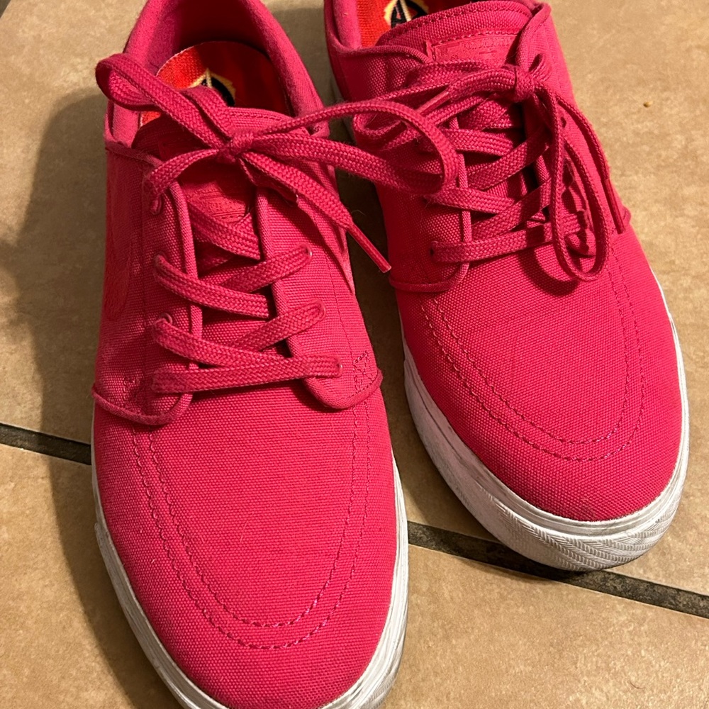 Hot pink women’s size 9 Nike sneakers.